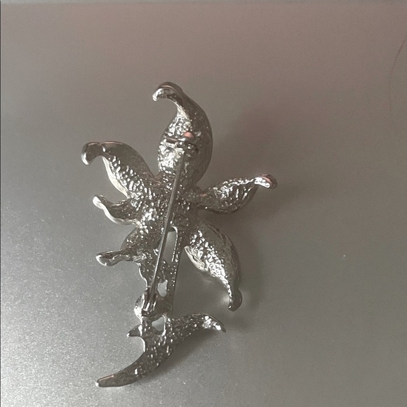 Vintage Silver Toned Floral Brooch with Elegant Pearls and Crystals. - Picture 2 of 3